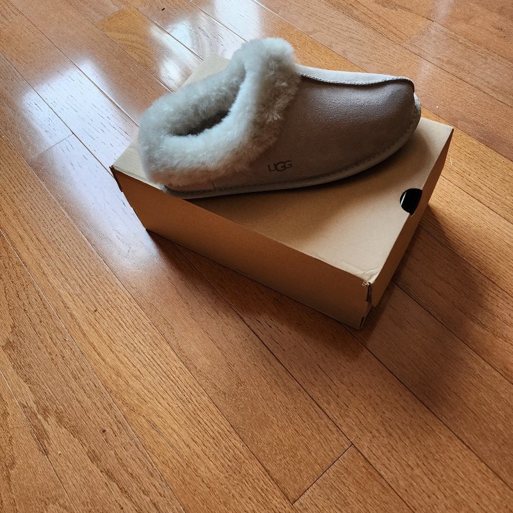 NEW. UGG MORAENE GREY SLIPPERS
